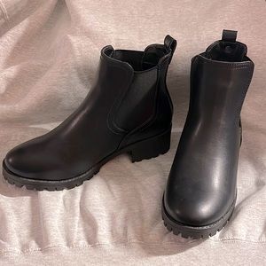 NWOT sugar Chelsea boots